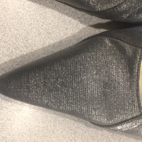 Stuart Weitzman pointy toe silver sling backs - Picture 5 of 8